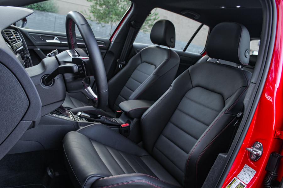 Интерьер Volkswagen Golf GTI 5-Door (Typ 5G) 2017 года  (NA) (фото 26 из 41)